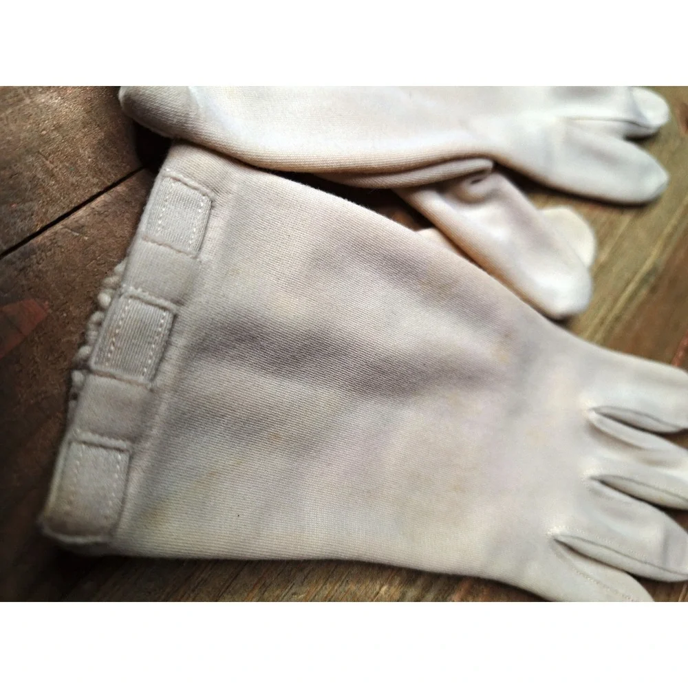 Vintage Cream Wrist Length Dress Gloves Decorative Tab Detail Elastic Cuff